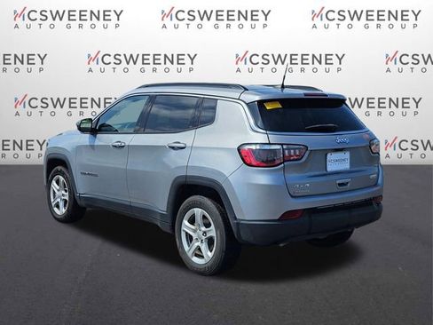 Used 2023 Jeep Compass Latitude w/ Convenience Group AWD/4WD image 3