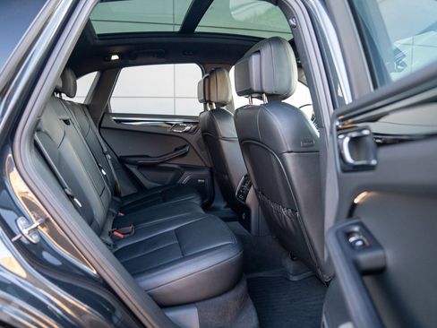 Used 2025 Porsche Macan image 25