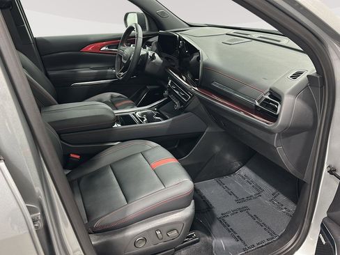 Used 2024 Chevrolet Traverse RS AWD/4WD image 28