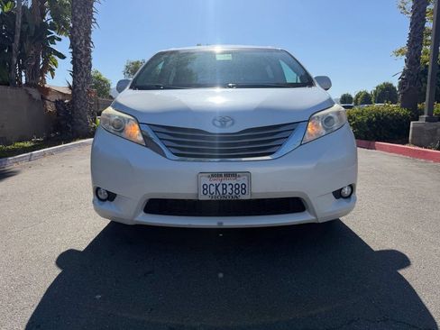 Used 2015 Toyota Sienna XLE w/ XLE Navigation Package FWD image 4