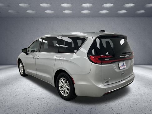 Used 2024 Chrysler Pacifica Touring-L FWD image 3