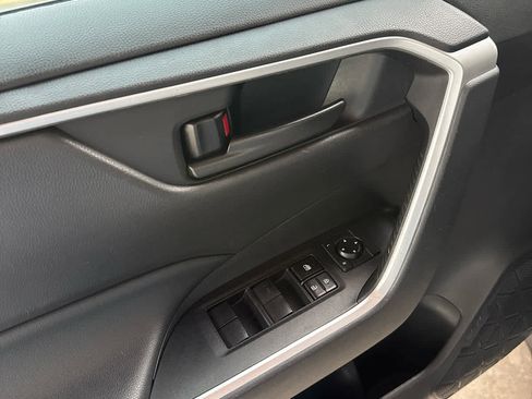 Used 2021 Toyota RAV4 LE image 13