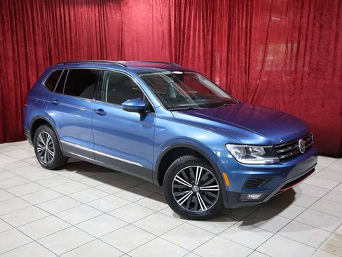 Used 2018 Volkswagen Tiguan SE w/ 18" Alloy Wheels Package FWD image 2