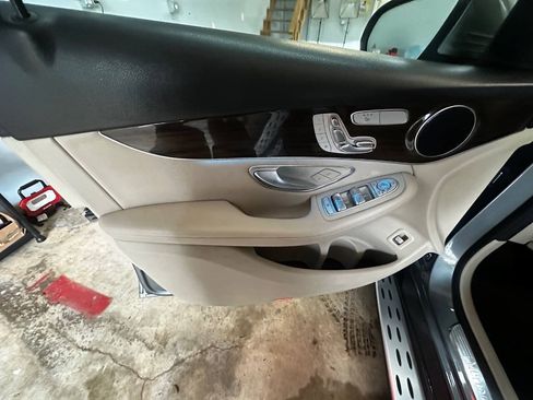Used 2019 Mercedes-Benz GLC 300 4MATIC image 15
