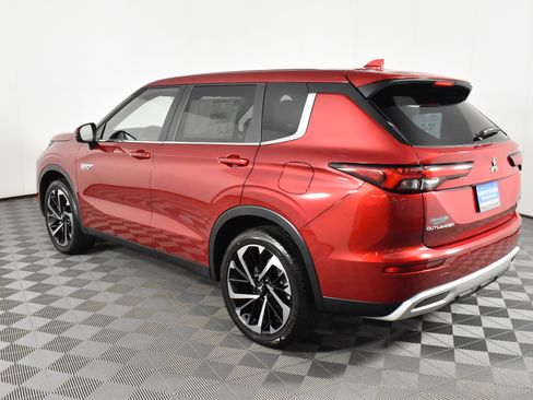 Used 2025 Mitsubishi Outlander SE image 8