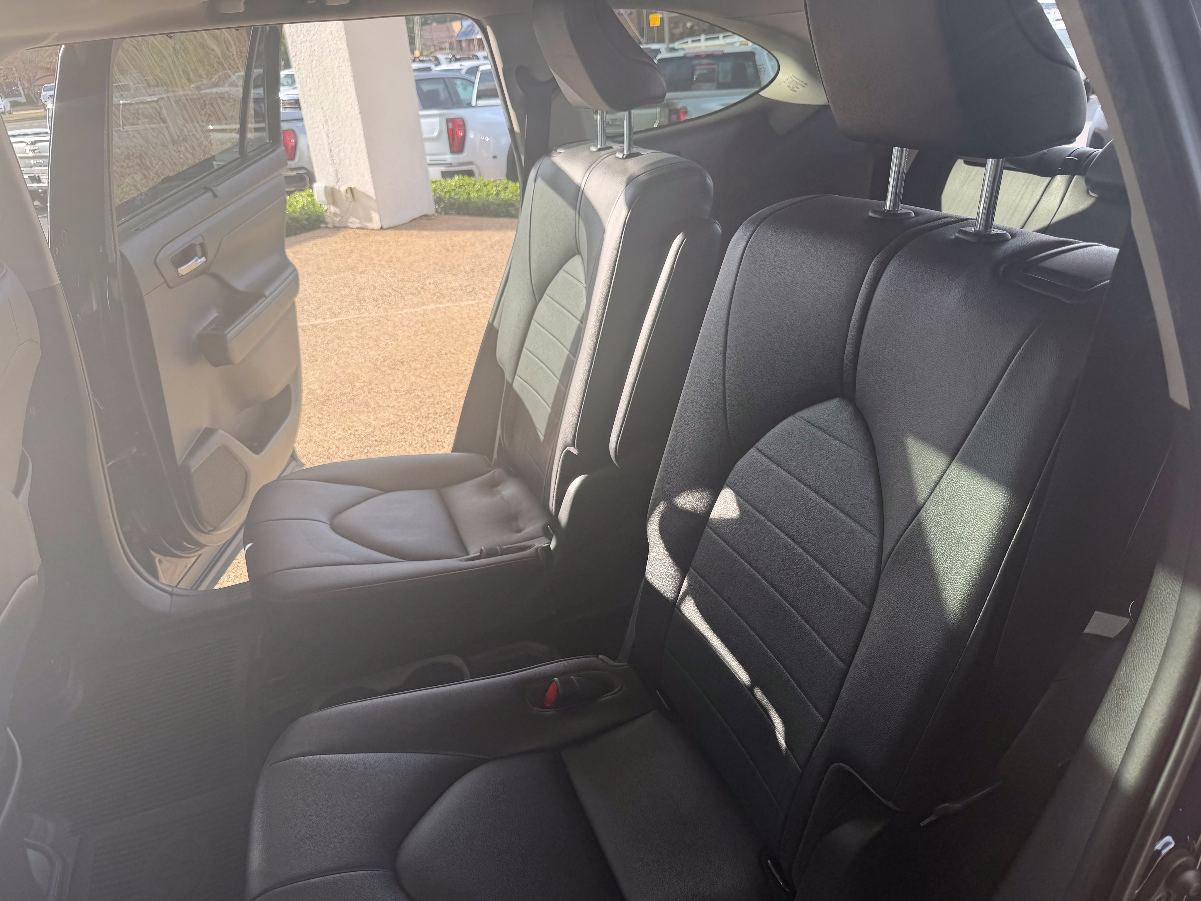 Used 2020 Toyota Highlander XLE FWD image 41