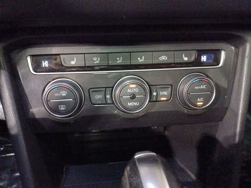 Used 2020 Volkswagen Tiguan SE w/ Panoramic Sunroof Package image 17