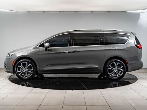 Used 2024 Chrysler Pacifica Pinnacle AWD/4WD image 5