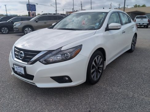 Used 2017 Nissan Altima 2.5 SL w/ Technology Package FWD image 2