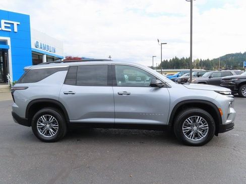 Used 2025 Chevrolet Traverse LT AWD/4WD image 8