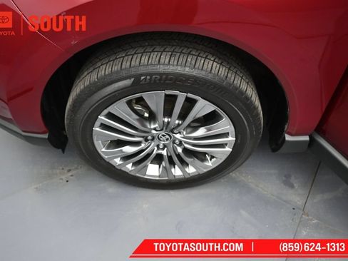 Used 2023 Toyota Venza XLE AWD/4WD image 36