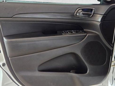 Used 2019 Jeep Grand Cherokee Altitude AWD/4WD image 10