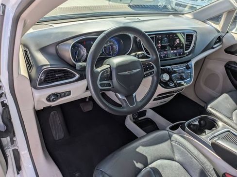 Used 2022 Chrysler Pacifica Touring-L w/ Uconnect Theater Family Group FWD image 13