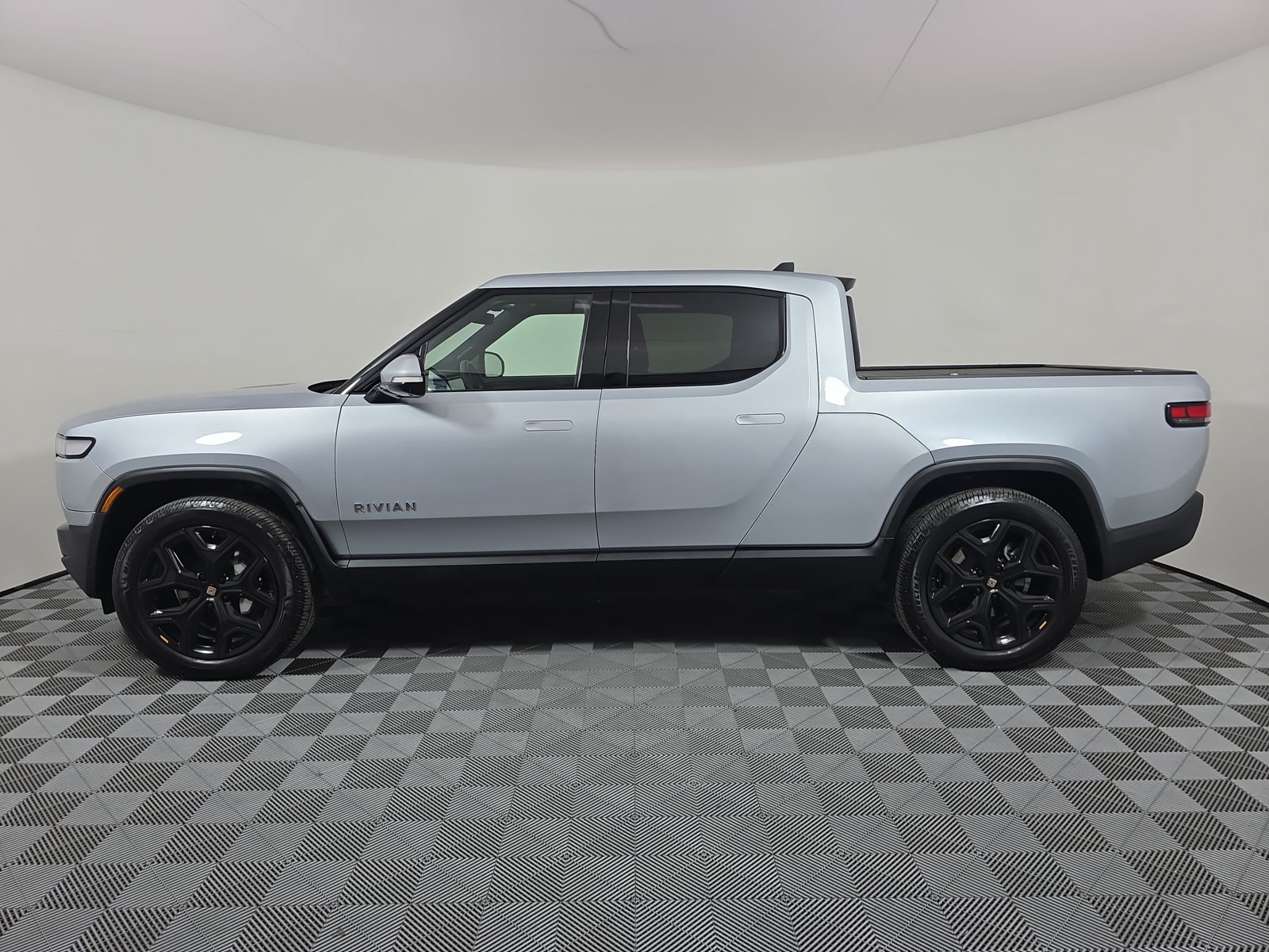 Used 2023 Rivian R1T Adventure Dual AWD/4WD image 2