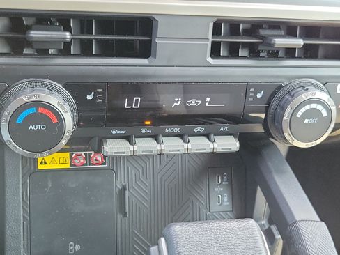 Certified 2025 Toyota Tacoma SR5 AWD/4WD image 31