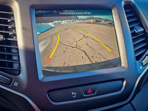 Used 2019 Jeep Cherokee Trailhawk w/ Cold Weather Group image 25