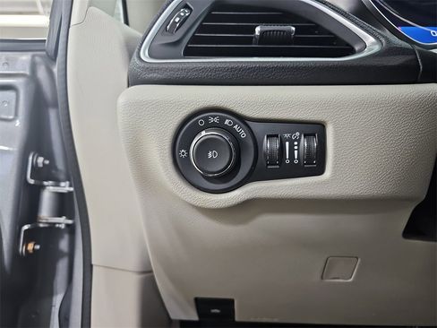 Used 2018 Chrysler Pacifica Limited image 33