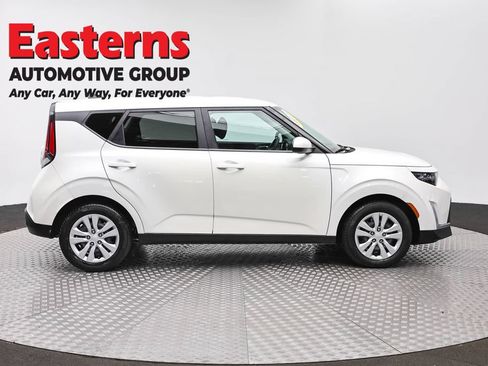 Used 2023 Kia Soul LX FWD image 4