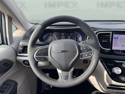 Used 2024 Chrysler Pacifica Touring-L FWD image 17