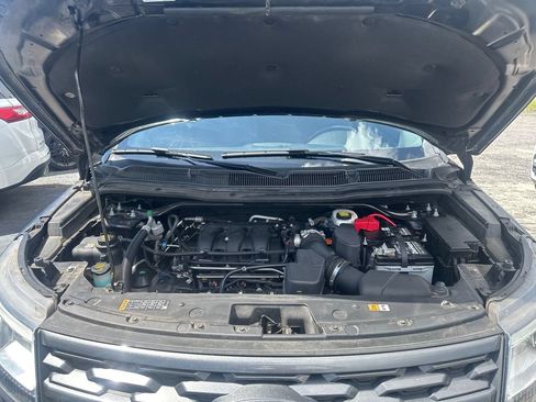 Used 2019 Ford Explorer XLT w/ Equipment Group 202A AWD/4WD image 9