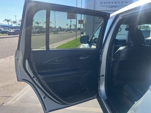 Used 2024 Jeep Grand Cherokee L Altitude image 24