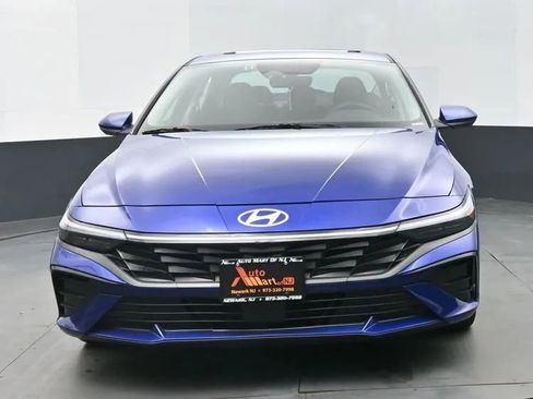 Used 2025 Hyundai Elantra SEL image 3