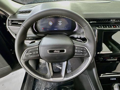 Used 2023 Jeep Grand Cherokee Laredo AWD/4WD image 11