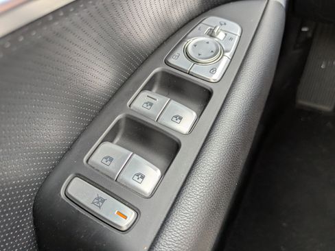Used 2022 Genesis G70 2.0T w/ Prestige Package RWD image 17
