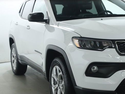 Used 2025 Jeep Compass Latitude image 9