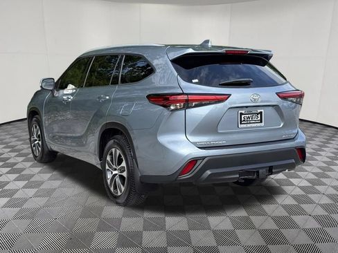 Used 2022 Toyota Highlander XLE AWD/4WD image 8