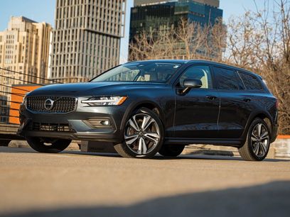 Used 2023 Volvo V60 B5 Cross Country Plus w/ Protection Package Premier