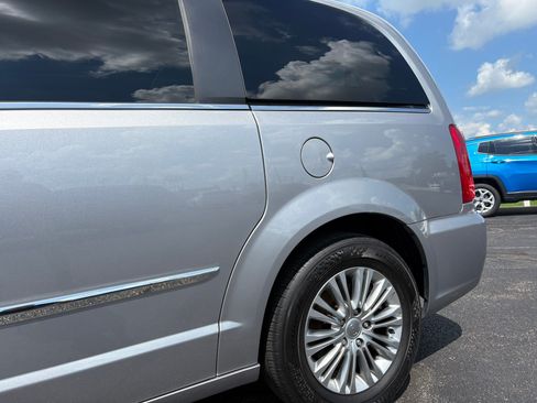 Used 2015 Chrysler Town & Country Touring-L w/ Driver Convenience Group FWD image 8
