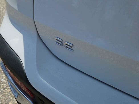 Used 2025 Volkswagen Taos SE AWD/4WD image 6