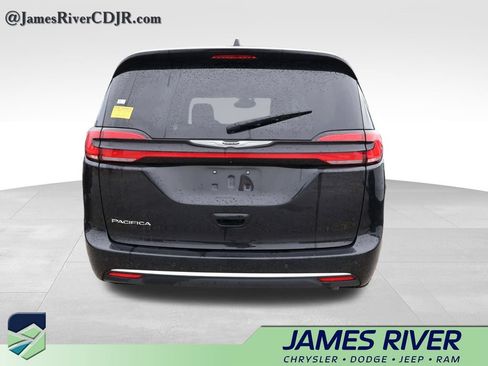 Used 2025 Chrysler Pacifica Select FWD image 16