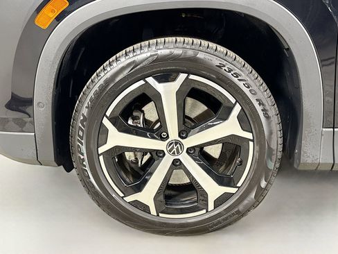 Used 2025 Volkswagen Tiguan SE w/ Panoramic Sunroof Package image 28