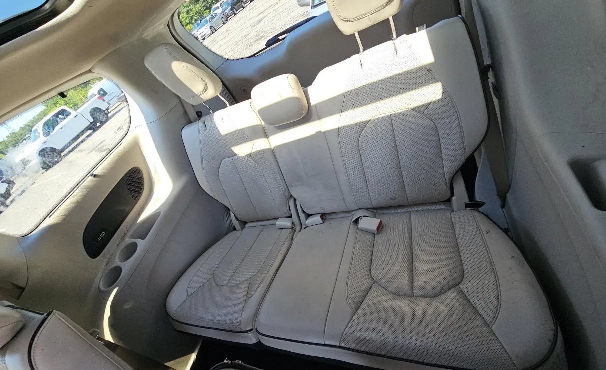Used 2021 Chrysler Pacifica Limited w/ Uconnect Theater Family Group FWD image 8