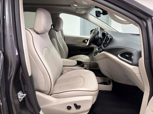 Used 2020 Chrysler Pacifica Limited w/ Tire & Wheel Group FWD image 10