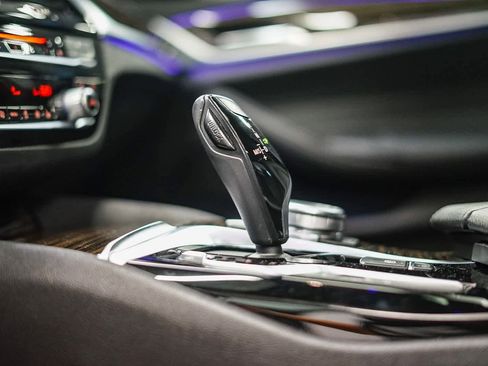 Used 2019 BMW 530e w/ Premium Package image 19