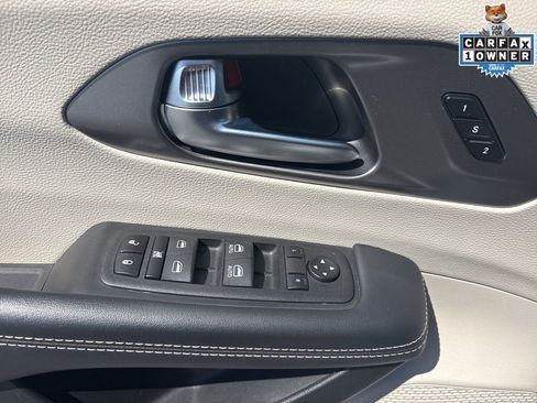 Used 2023 Chrysler Pacifica Touring-L FWD image 13
