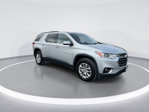 Used 2021 Chevrolet Traverse LT image 2