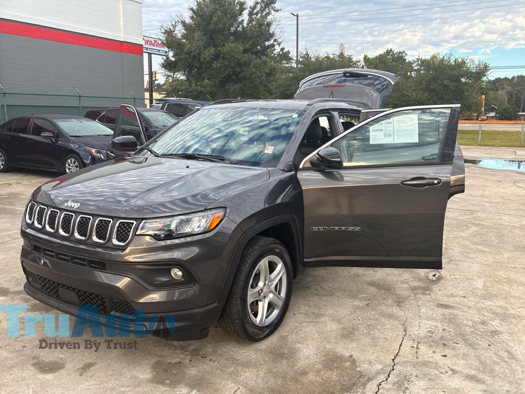 Used 2024 Jeep Compass Latitude AWD/4WD image 13