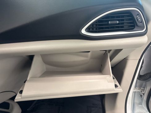 Used 2022 Chrysler Pacifica Touring-L FWD image 19
