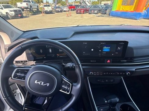 Used 2025 Kia Carnival FWD image 8
