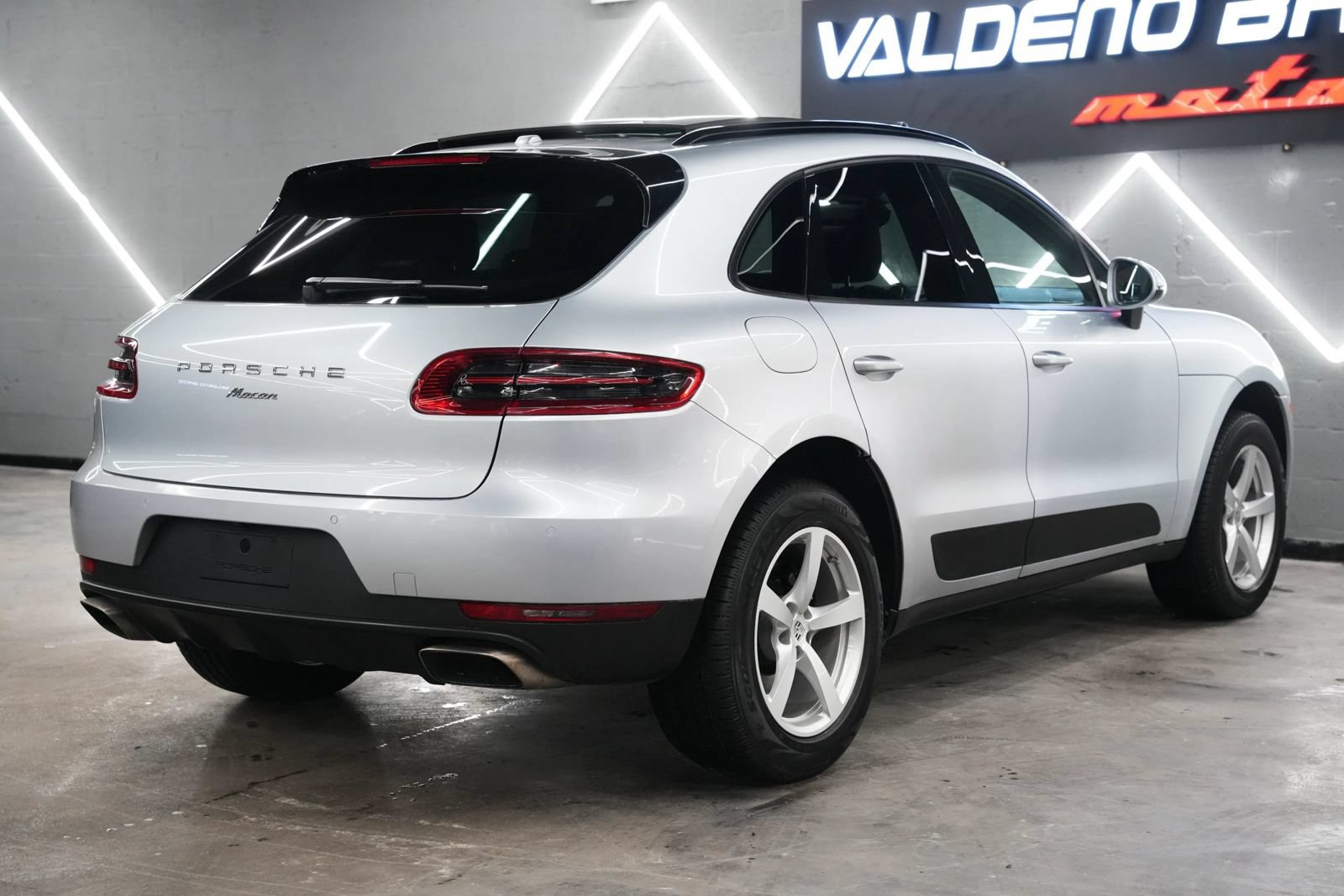 Used 2018 Porsche Macan Sport Edition AWD/4WD image 25