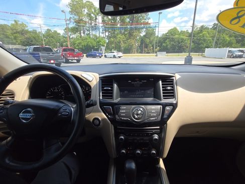 Used 2018 Nissan Pathfinder SV FWD image 16