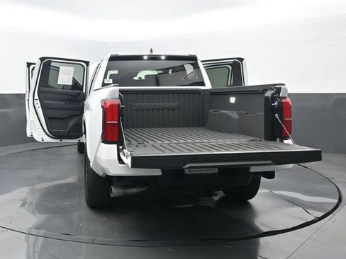 Used 2025 Toyota Tacoma SR5 AWD/4WD image 33