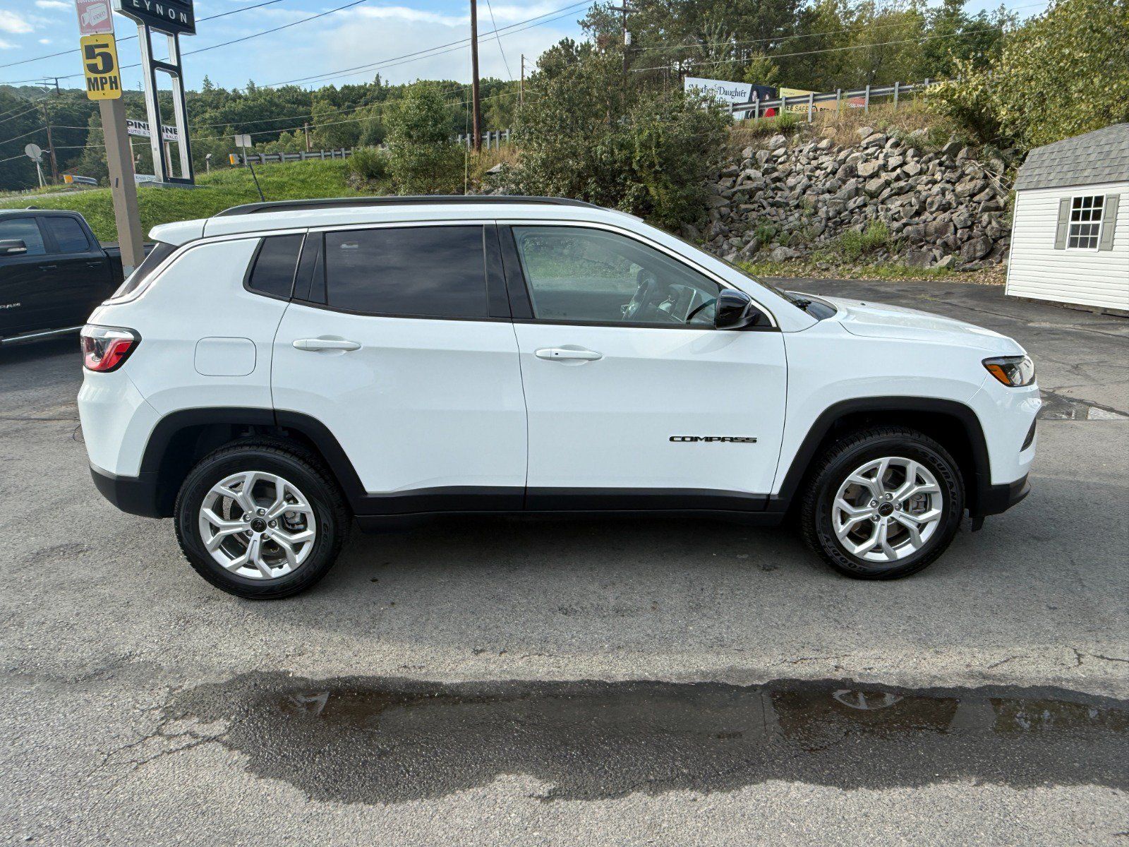 Used 2025 Jeep Compass Latitude AWD/4WD image 6
