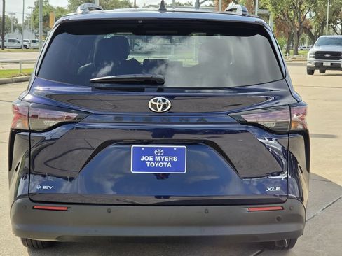Used 2026 Toyota Sienna XLE FWD image 8