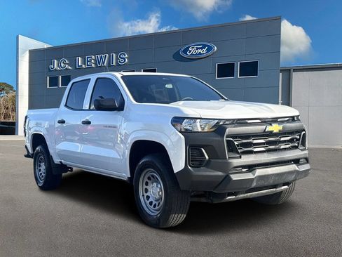 Used 2025 Chevrolet Colorado W/T w/ Advanced Trailering Package RWD image 1