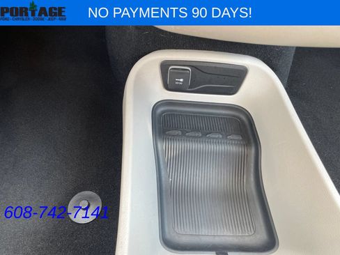 Used 2023 Chrysler Pacifica Touring-L FWD image 23